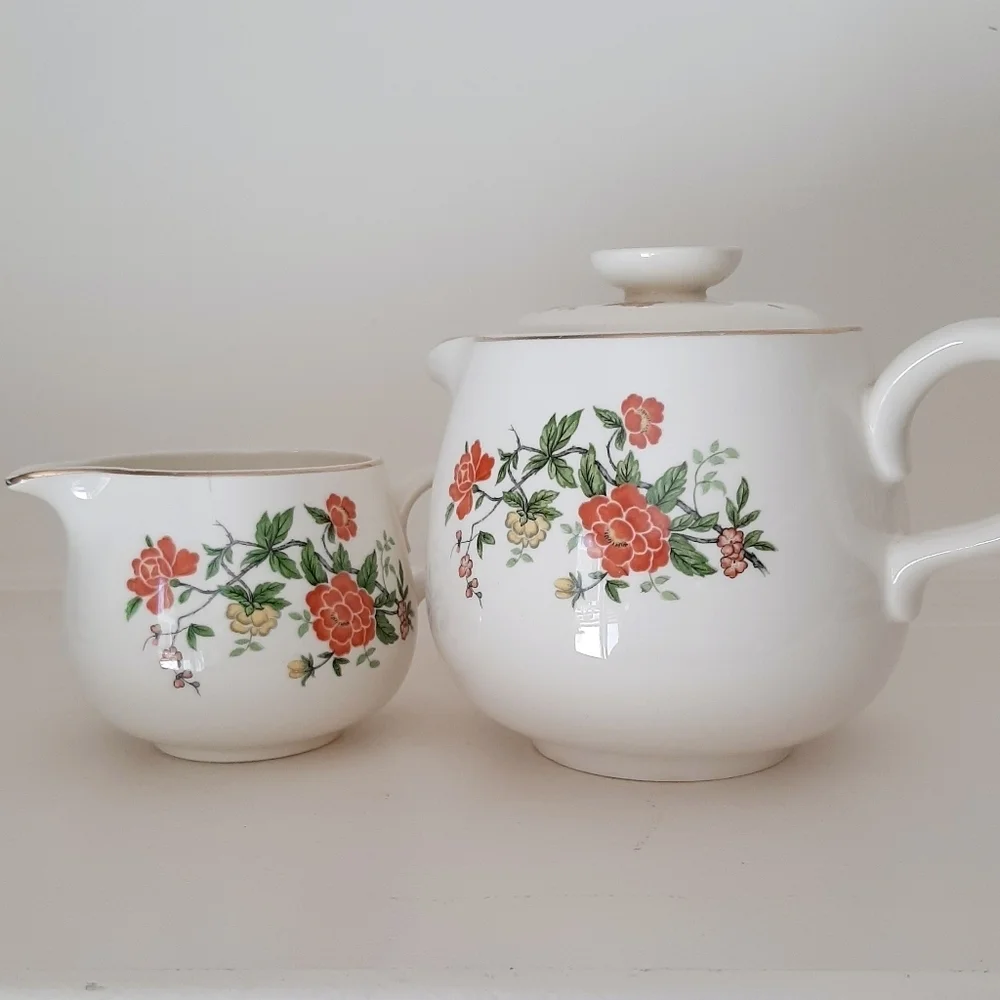 VTG TEAPOT AND CREAMER SET